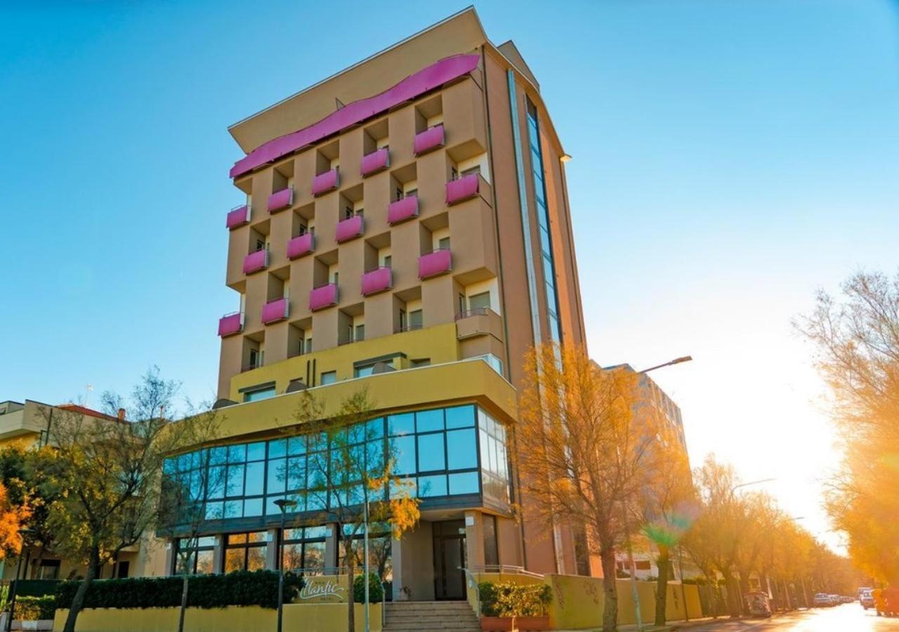 Hotel Atlantic Vista Mare Песаро Екстериор снимка