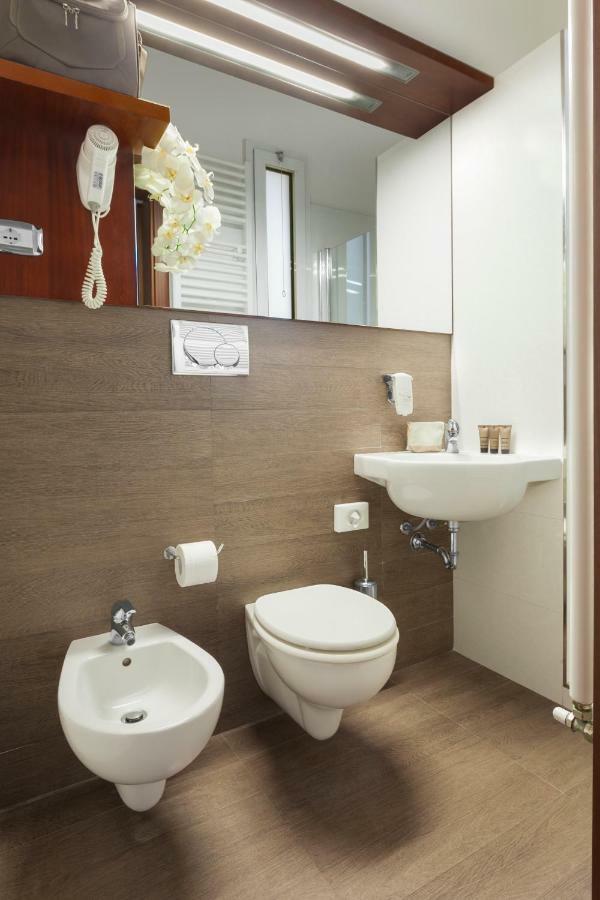 Hotel Atlantic Vista Mare Песаро Екстериор снимка