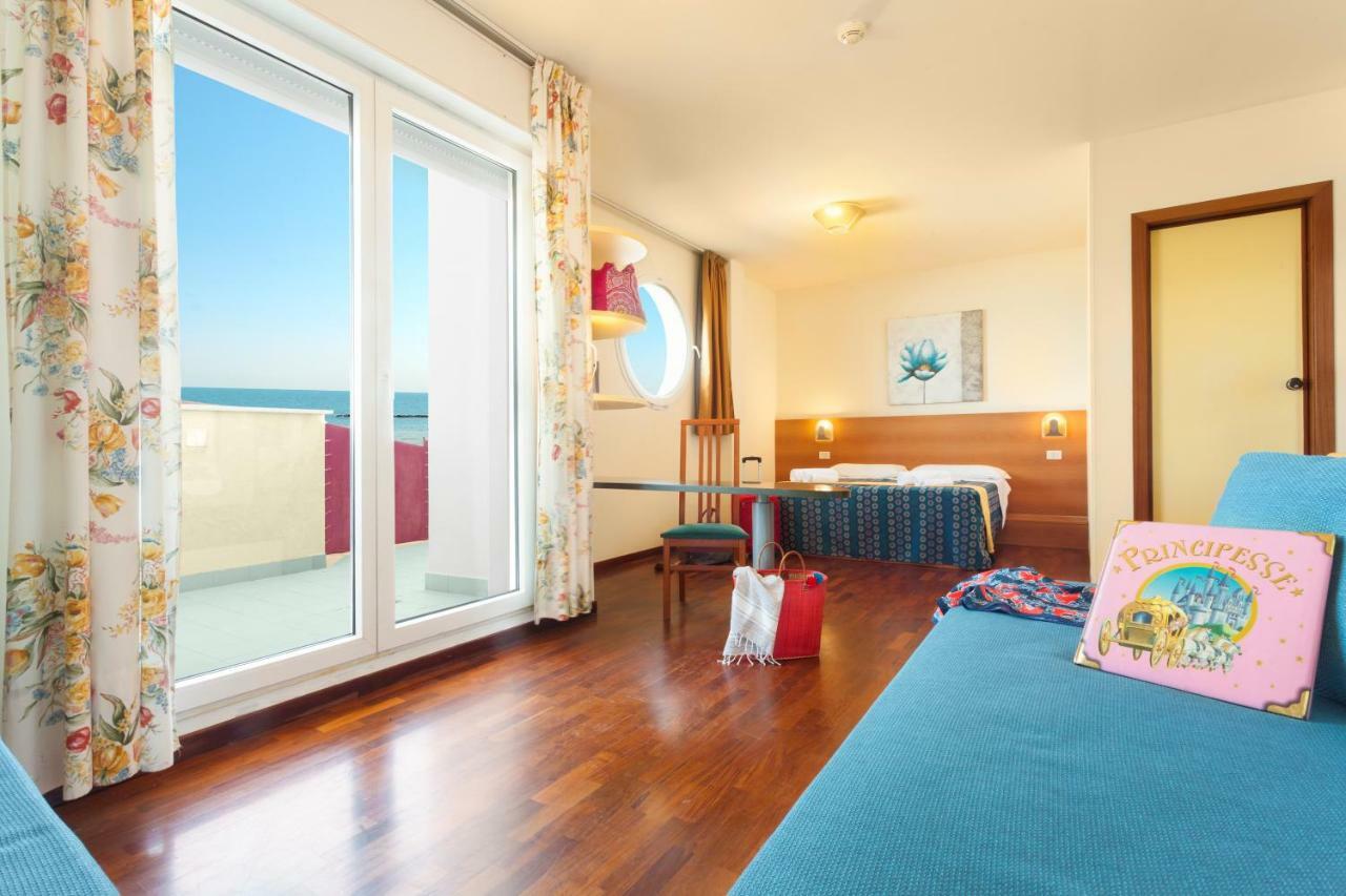 Hotel Atlantic Vista Mare Песаро Екстериор снимка