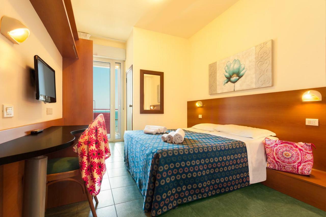 Hotel Atlantic Vista Mare Песаро Екстериор снимка