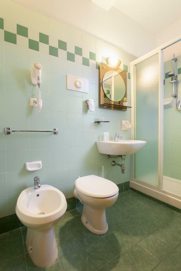 Hotel Atlantic Vista Mare Песаро Екстериор снимка