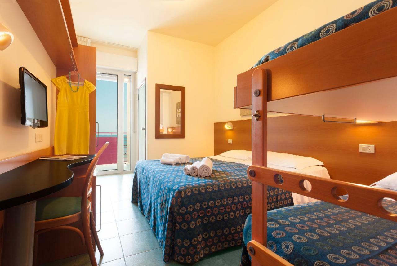 Hotel Atlantic Vista Mare Песаро Екстериор снимка