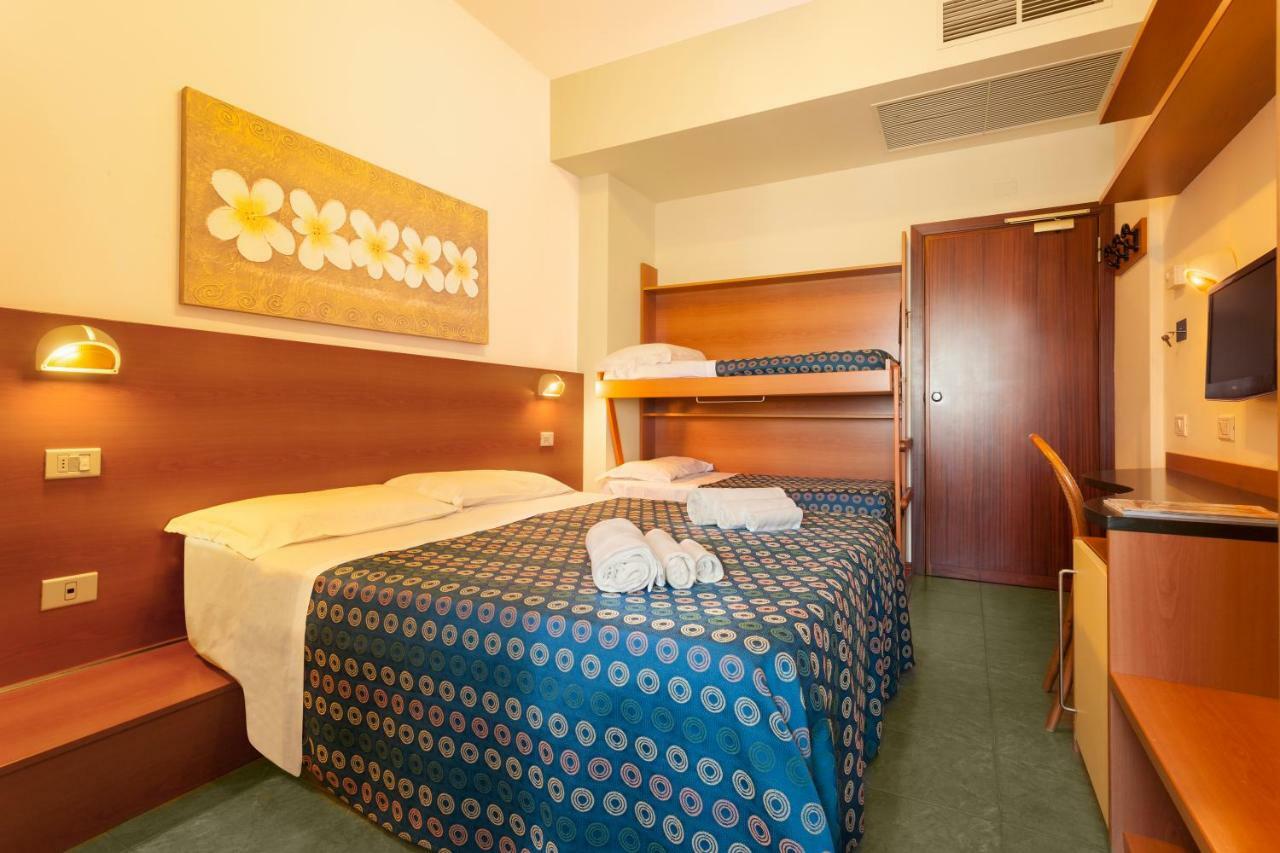 Hotel Atlantic Vista Mare Песаро Екстериор снимка