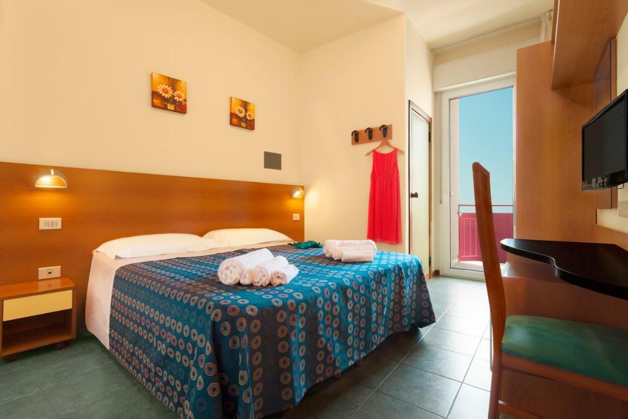 Hotel Atlantic Vista Mare Песаро Екстериор снимка