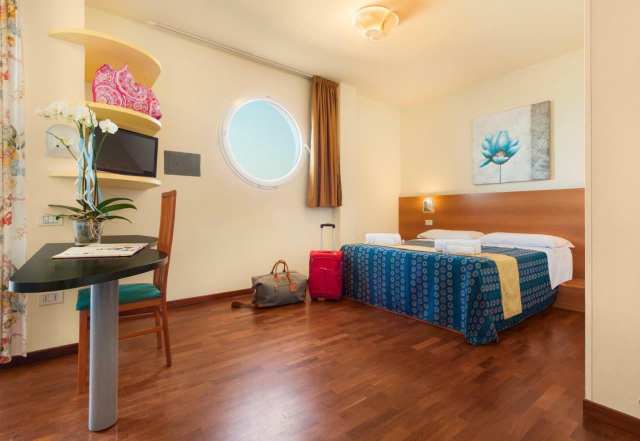 Hotel Atlantic Vista Mare Песаро Екстериор снимка