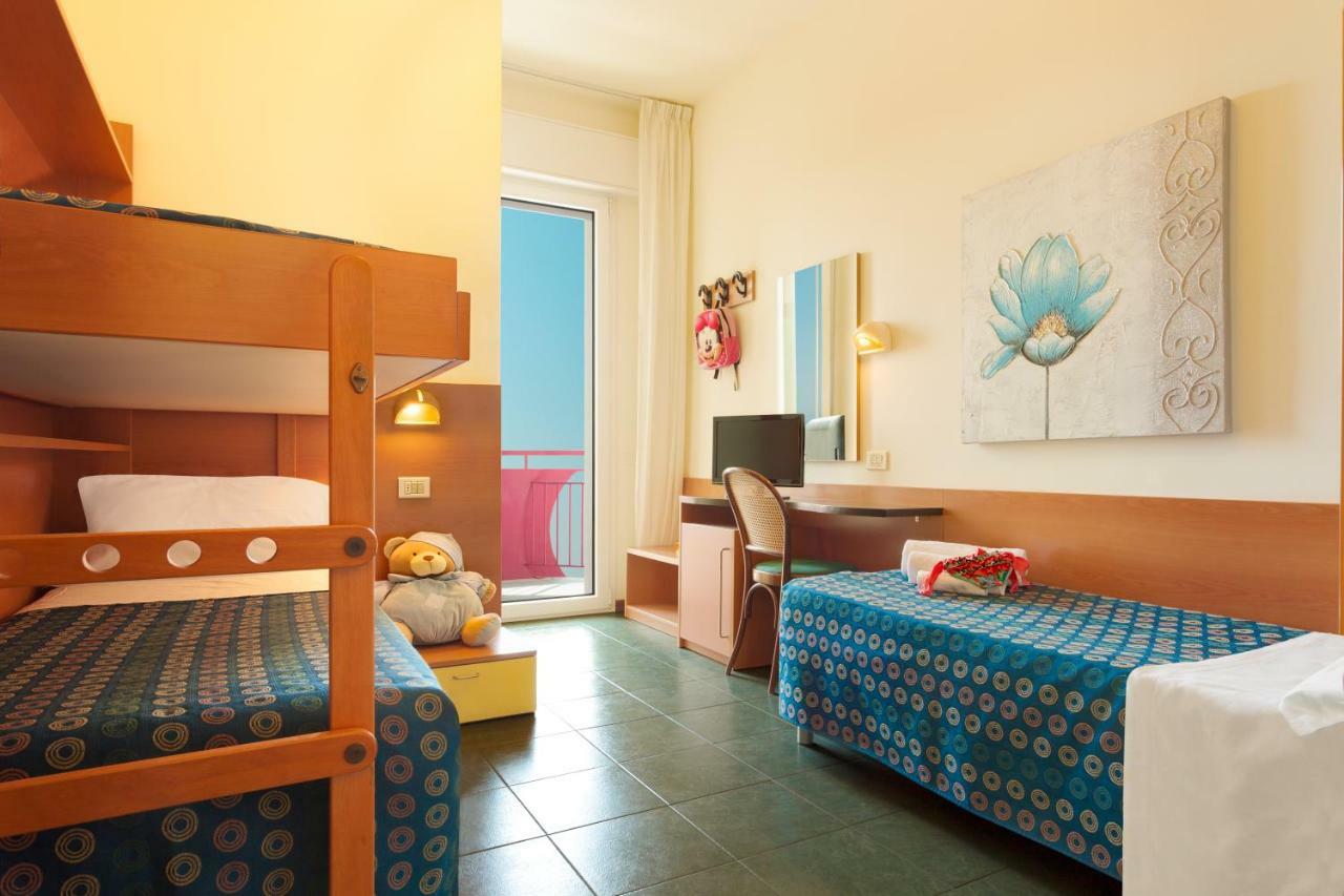 Hotel Atlantic Vista Mare Песаро Екстериор снимка