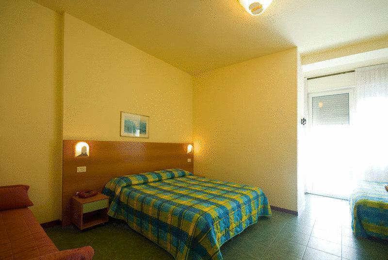 Hotel Atlantic Vista Mare Песаро Екстериор снимка