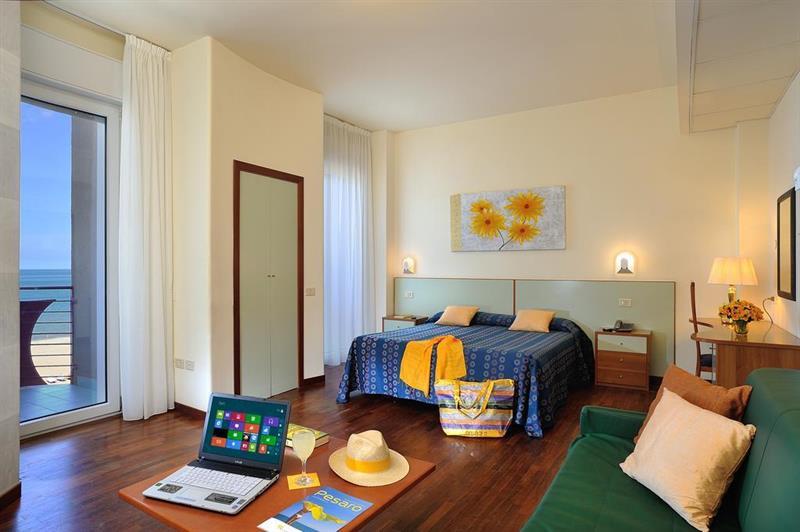Hotel Atlantic Vista Mare Песаро Екстериор снимка