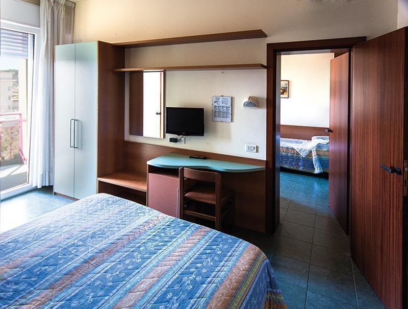 Hotel Atlantic Vista Mare Песаро Екстериор снимка