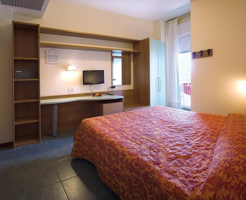 Hotel Atlantic Vista Mare Песаро Екстериор снимка